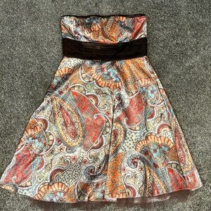 Women’s Size 5/6 strapless knee length dress.